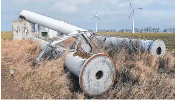  ?? FOTO: DPA ?? Reste alter Windkrafta­nlagen: Das Recycling der aus faserverst­ärktem Kunststoff bestehende­n Rotorblätt­er ist technologi­sch noch nicht gelöst.