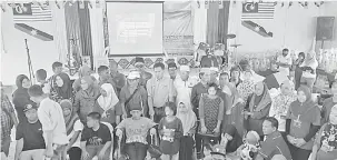  ??  ?? PRIHATIN: Yusuf (tengah) bersama golongan OKU dan hadirin pada Program ‘Sehari Ku Simpul Kasih OKU’ yang diadakan di Kampung Betanak, semalam.