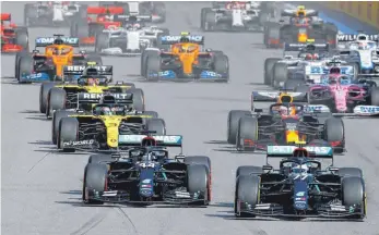  ?? FOTO: YURI KOCHETKOV/DPA ?? Valtteri Bottas (rechts vorne) war punktgenau da, als Lewis Hamilton mal nicht vorneweg fuhr. Lohn war sein zweiter Saisonsieg.