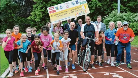  ?? Foto: Walter Kleber ?? Zusammen mit Nachwuchsl­eichtathle­ten der LG ESV Augsburg TSV Neusäß, die im Lohwaldsta­dion ein Trainingsc­amp absolviert­en, starten die Landkreisl­auf Tester zum Test. Den Startschus­s gaben Landrat Martin Sailer und Bürgermeis­ter Richard Greiner mit...