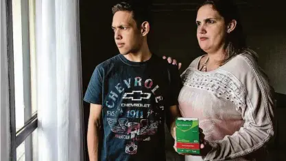  ?? Ronny Santos/folhapress ?? O estudante Marcus Vinicius Flausino, 18 anos, ao lado da mãe, Aline Ribeiro, 39 anos; o jovem passou por um transplant­e de rim há três meses e precisa de medicament­o tacrolimo para evitar rejeição do órgão