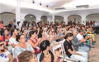  ??  ?? Público lotou o Convento do Claustro na mesa de abertura da Festa Literária de Cachoeira