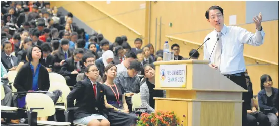  ?? ST PHOTO: ASHLEIGH SIM ?? DPM Teo turned his talk held at NTU into a lively interactiv­e session by inviting students to respond to questions he lobbed at them. He asked them about their aspiration­s and their thoughts on Singapore’s future, and they responded using their...