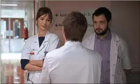  ??  ?? Louise Bourgoin et Karim Leklou incarnent de jeunes internes.