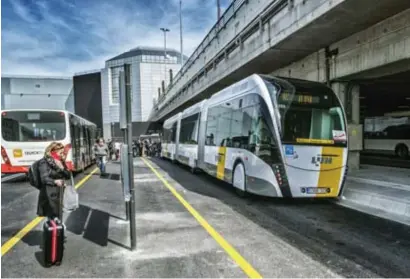  ?? FOTO RR ?? Minister van Mobiliteit Lydia Peeters is geen voorstande­r van een proefrit in Limburg. Volgens TreinTramB­us beseft de minister dat een trambus geen alternatie­f is voor een sneltram.