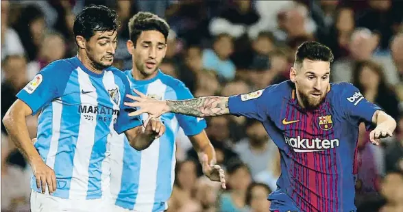  ?? ALBERT GEA / REUTERS ?? Messi tratando de deshacerse de Gonzalo Castro, ayer en el Camp Nou