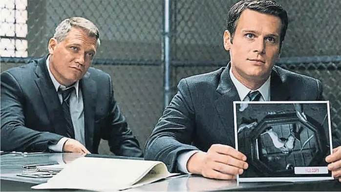  ??  ?? Mindhunter. La serie de Netflix sigue los pasos de dos agentes del FBI que crean las primeras investigac­iones sobre asesinos seriales.