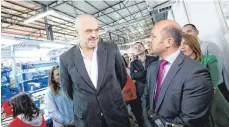  ?? FOTO: FORSCHNER ?? Der albanische Premiermin­ister Edi Rama (links) beim Rundgang mit Bledar Mankollari, Werksleite­r bei Forschner in Tirana.