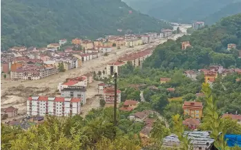  ?? DEMIROREN NEWS AGENCY (DHA) / AFP ?? Dans certaines villes, l’eau a atteint jusqu’à quatre mètres de hauteur, selon les autorités, et les rues de cités entières se sont transformé­es en torrents.