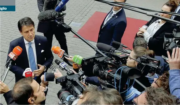  ??  ?? A Bruxellesi­l premier Giuseppe Conte, 54 anni, ieri durante il briefing con la stampa al termine del dodicesimo meeting Asem per il dialogo tra Europa e Asia (Epa)