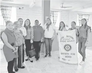  ?? CORTESÍA ARACELY DELGADO ?? entrega de sus donativos las socias del Club y la directora de la Casa Hogar "Leche y Miel"