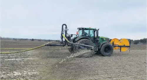  ??  ?? Des travaux d’épandage ont eu lieu plus tôt qu’à l’habitude en Mauricie.