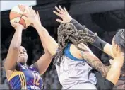  ?? Andy King Getty Images ?? CHELSEA GRAY shoots the game-winning basket over the Lynx’s Seimone Augustus and Maya Moore.