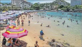  ?? ?? Turistas disfrutan en una playa de Acapulco. El sector tuvo un alza en el ingreso de divisas por viajero