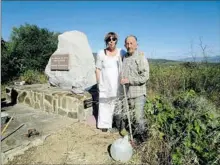  ??  ?? Sandrine, Josef Almodovar le président devant la plaque en hommage à Etienne Mas