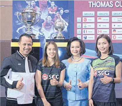  ??  ?? Thai badminton chief Patama Leeswadtra­kul, second right, poses with national coach Rexy Mainaky, left, and players Jongkolpha­n Kititharak­ul, right, and Rawinda Prajongjai.