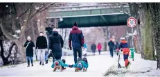  ?? RP-FOTO: ANNE ORTHEN ?? Viele Kinder holten den Schlitten aus dem Keller und ließen sich von Mama und Papa ziehen.