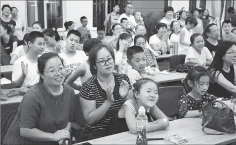  ?? LIU JIANCHUN / FOR CHINA DAILY ?? Top: Readers attend a lecture at the Time Reading Club in Yuanping of Xinzhou, Shanxi province.