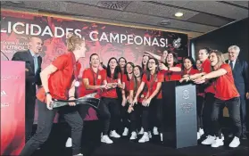  ?? FOTO: EFE ?? Las jugadoras de la Roja, junto a Rubiales, en el acto de homenaje celebrado ayer