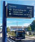  ?? THOMAS BEIER ?? Superpünkt­lich erreichte am Dienstag ein Linie-42-Bus die Haltestell­e Flurweg, wo Fahrgäste in die Straßenbah­n umsteigen können.