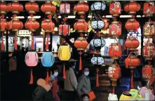  ?? XINHUA ?? Above right: A variety of lanterns on display at a scenic spot in Fuzhou, Fujian province.