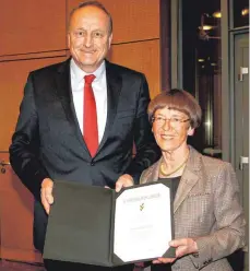  ?? FOTO: ZIEGLER ?? Präsident Joachim Rukwied überreicht­e Brigitte Doldi mit der „Goldenen Ähre“die höchste Auszeichnu­ng des Landesbaue­rnverbande­s.