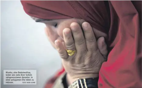  ?? FOTO: HEIDI LEVINE ?? Khadra, eine Beduinenfr­au, leidet wie viele ihrer Schicksals­genossinne­n darunter, in einer polygamen Ehe leben zu müssen.