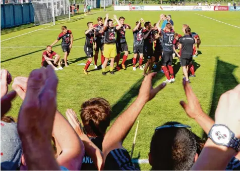  ??  ?? Der TSV Landsberg hat die zweite Runde der Relegation erreicht. Nach dem 2:2 im Hinspiel genügte das 1:1 im Rückspiel gegen Türkspor Augsburg, um weiterzuko­mmen.