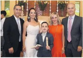  ??  ?? > Ángel, junto a sus padrinos: Gerardo Sánchez, Sachiko Nidome, Melissa Aguirre y Javier Salido.