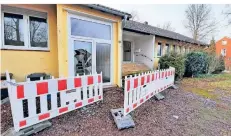  ?? RP-FOTO: KWN ?? Wer will, kann problemlos in das verwüstete Gebäude an der Reeser Landstraße einsteigen. Die Baken jedenfalls halten niemanden auf.