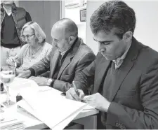  ?? AGENCIA NECOCHEA ?? Facundo López, firmando los convenios con la Provincia.