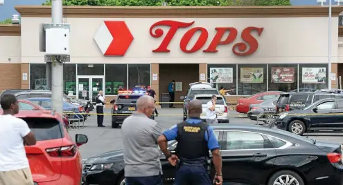  ?? FOTO: JOHN NORMILE / AFP ?? Tatort Supermarkt: Der Attentäter schlug zu, als viele Menschen für ihren Wochenende­inkauf unterwegs waren.