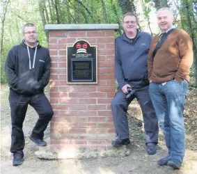  ??  ?? Alan Tranter, Lee Dent and Richard Pursehouse at the WFA memorial at the Riqueval Bridge