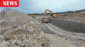  ??  ?? A view of the railway's new bridge constructi­on site taken from the Stonehenge Works side. JON HOPPER