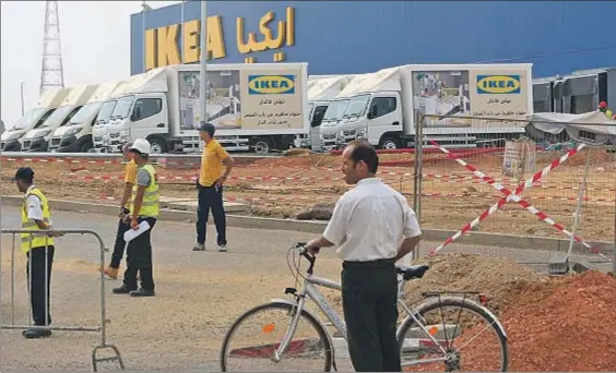  ?? ABDELJALIL BOUNHAR / AP ?? Un logo global. Últimos toques al segundo centro de Ikea en el norte de África, en Casablanca, Marruecos (la firma
está desde el 2013 en Egipto)
