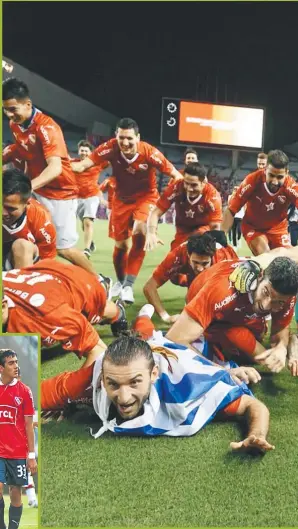  ??  ?? CONTRASTE. La locura y el desenfreno de los jugadores en pleno tejo por la Copa Suruga Bank que ganaron esta semana. Cuatro años antes, la desazón por el descenso.