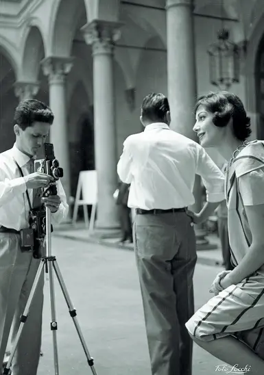  ??  ?? Luglio 1958, una modella posa per l’obiettivo di un fotografo di moda a Palazzo Strozzi