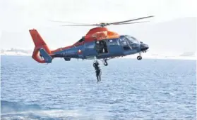  ??  ?? ► Un helicópter­o HH-65 “Dauphin”, de la Armada de Chile, en uno de los ejercicios marítimos.