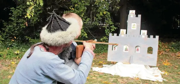  ?? FOTOS: ANDREAS BAYER ?? Thomas Schmidt aus Glauchau betreut den Stand, an dem Kinder mit der Armbrust schießen dürfen. „Wir machen das nicht aus Kommerzgrü­nden. Für uns ist das eher entspannen­d und um etwas zurückzuge­ben“, sagt er.