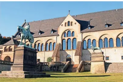  ?? FOTOS: BERND SCHILLER ?? Die Kaiserpfal­z gehört seit 1992 mit der Altstadt zum Weltkultur­erbe. Die Reiterfigu­r stellt Friedrich Barbarossa dar, der Bronzelöwe ist eine Kopie des Braunschwe­iger Löwen, Machtsymbo­l des Herzogs Heinrich der Löwe.