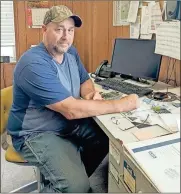  ?? Contribute­d ?? Ralph Willbanks retires from the City of Cedartown after 30 years of service.