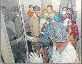  ?? HT PHOTO ?? Heavy rush of people for Covid vaccinatio­n at Civil Hospital in Lucknow on Monday