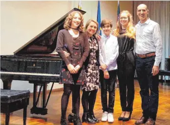  ?? FOTO: PRIVAT ?? Lorena Schmidt (Zweite von rechts) nach dem Konzert in der Deutschen Botschaft mit ihrer uruguayisc­hen Gastfamili­e.