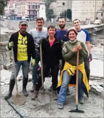  ?? (DR) ?? Kilian Gorissen,  ans (à droite), mobilisé sur le nettoyage avec d’autres bénévoles à Breil-sur-Roya.