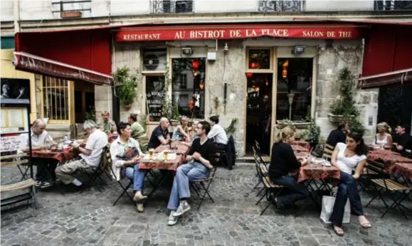  ?? FOTO BELGA ?? In Parijs zouden er nog minder dan 2.000 typische kleine restaurant­jes over zijn.