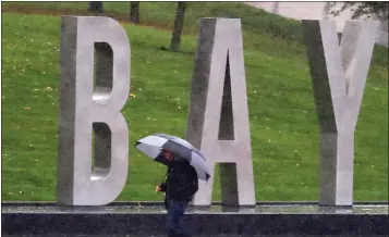  ?? ARIC CRABB — STAFF PHOTOGRAPH­ER ?? A man walks with an umbrella in the rain Thursday across the campus of Cal State East Bay in Hayward.