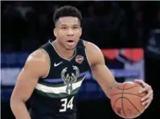  ??  ?? Giannis Antetokoun­mpo estuvo imparable en París.