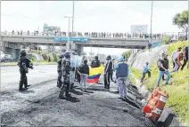  ?? RENÉ FRAGA / EXPRESO ?? La Ruta Viva. Fue cerrada por horas, hasta que la Policía tomó el control.