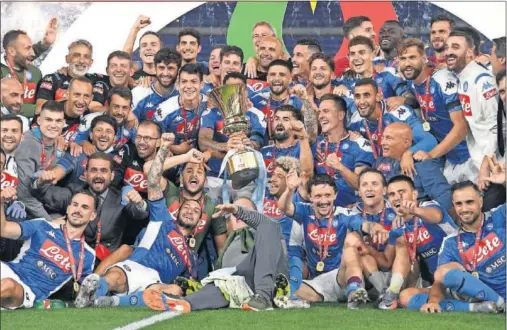  ??  ?? Los jugadores del Nápoles festejan el título de Coppa conquistad­o ayer en el Olímpico de Roma.