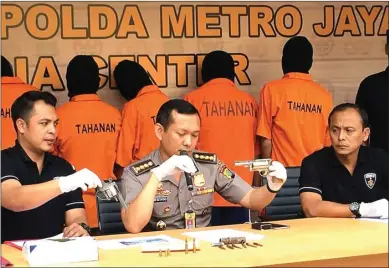  ?? NUGRAHA/JAWA POS ?? HASIL OPERASI: Polda Metro Jaya merilis senjata yang digunakan komplotan begal kelompok Lampung kemarin.